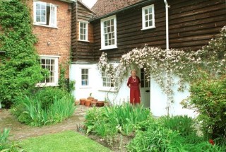 Joan Hickson at her home in Rose Lane, Wivenhoe, Essex | Photo: the late Sue Murray ARPS